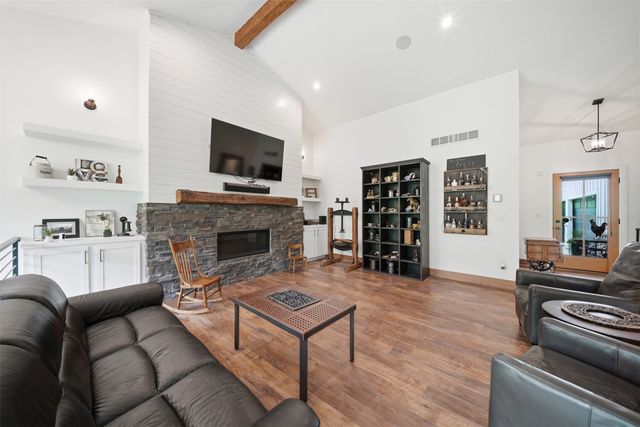 10400 Hidden Valley Drive, Johnston, IA 50131