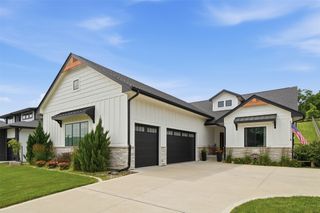 10400 Hidden Valley Drive, Johnston, IA 50131