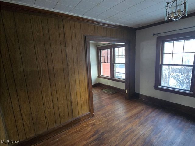 2048 Rossmoor Road, Cleveland Heights, OH 44118