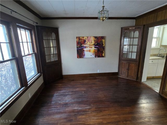 2048 Rossmoor Road, Cleveland Heights, OH 44118