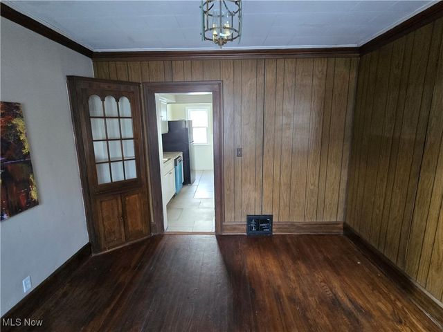 2048 Rossmoor Road, Cleveland Heights, OH 44118