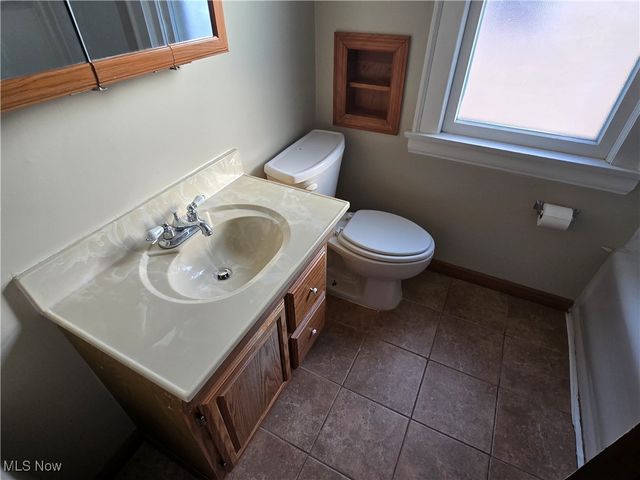 2048 Rossmoor Road, Cleveland Heights, OH 44118