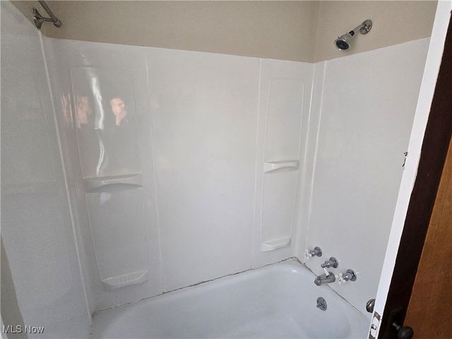 2048 Rossmoor Road, Cleveland Heights, OH 44118