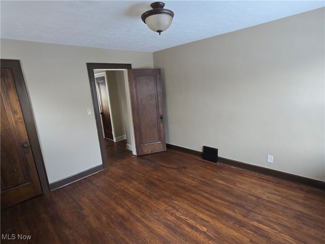 2048 Rossmoor Road, Cleveland Heights, OH 44118