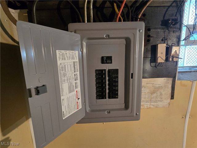 2048 Rossmoor Road, Cleveland Heights, OH 44118