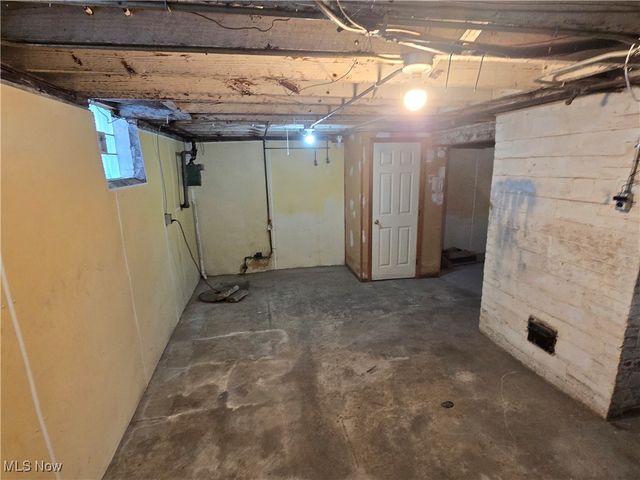 2048 Rossmoor Road, Cleveland Heights, OH 44118