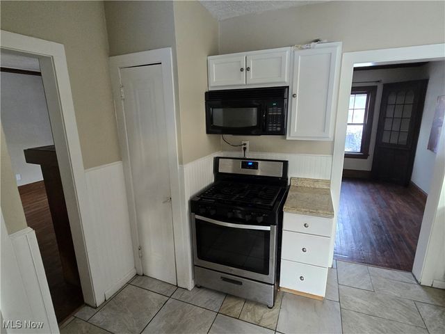 2048 Rossmoor Road, Cleveland Heights, OH 44118