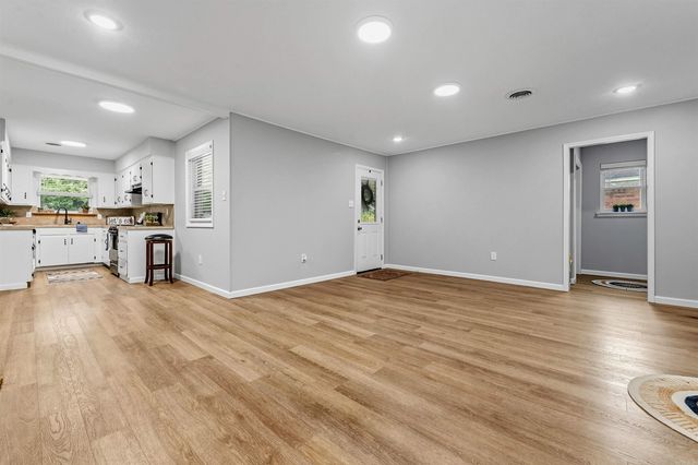 513 E Devon Avenue, Sherwood, AR 72120