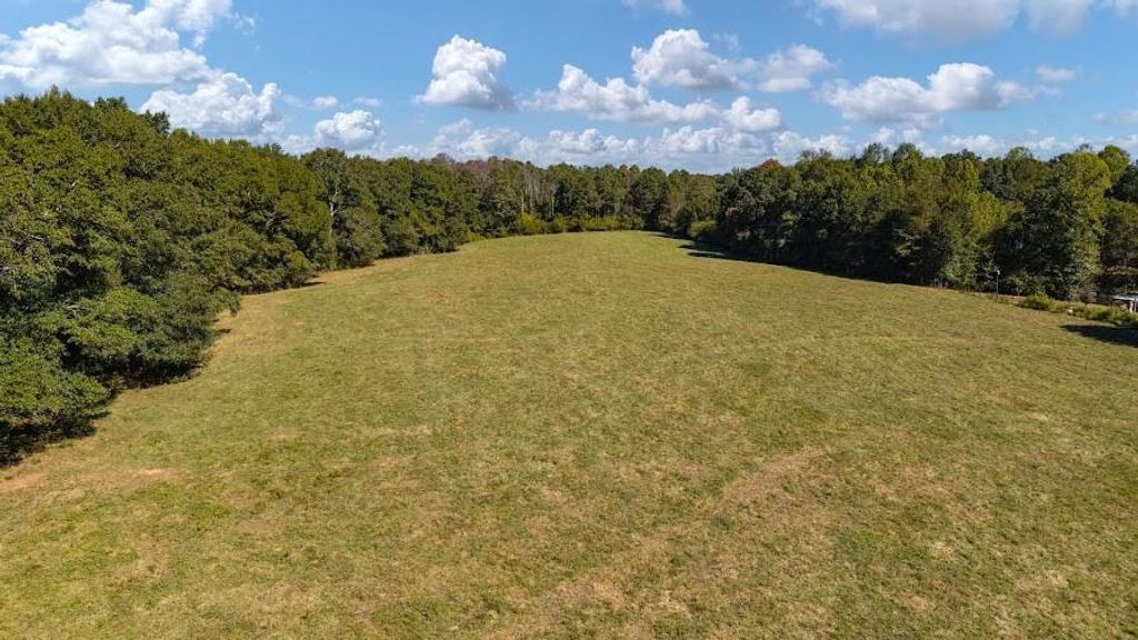 Image 12 of property listing at 880 Burwell Mount Zion Road, Carrollton, GA 30117
