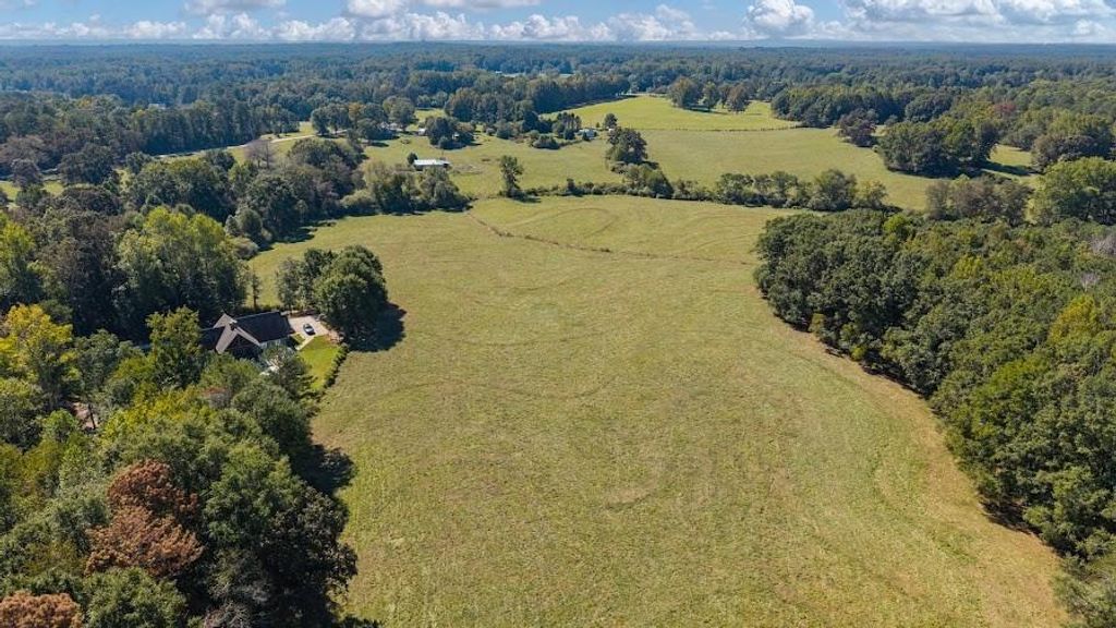 Image 15 of property listing at 880 Burwell Mount Zion Road, Carrollton, GA 30117