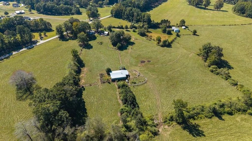 Image 16 of property listing at 880 Burwell Mount Zion Road, Carrollton, GA 30117