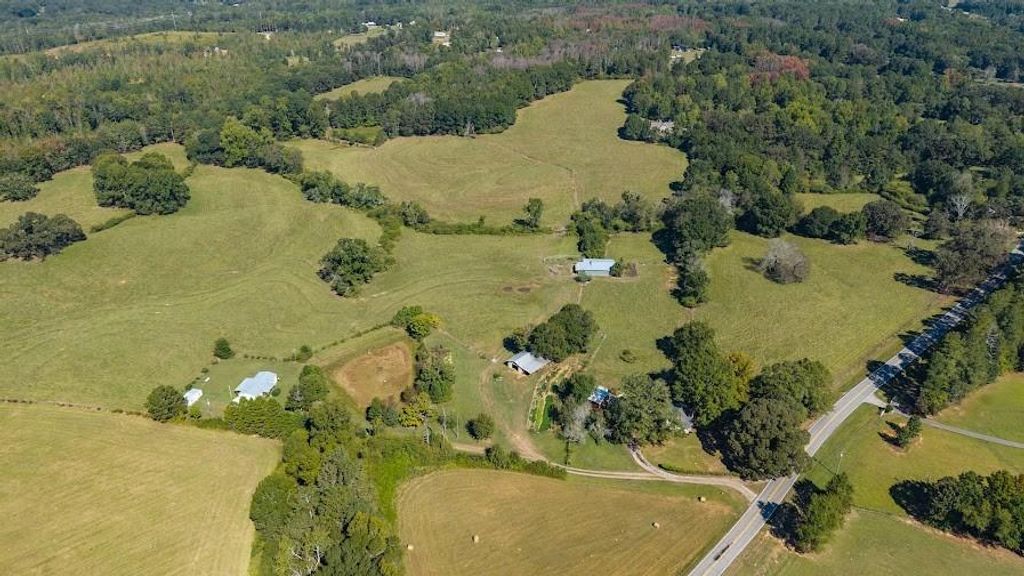 Image 17 of property listing at 880 Burwell Mount Zion Road, Carrollton, GA 30117