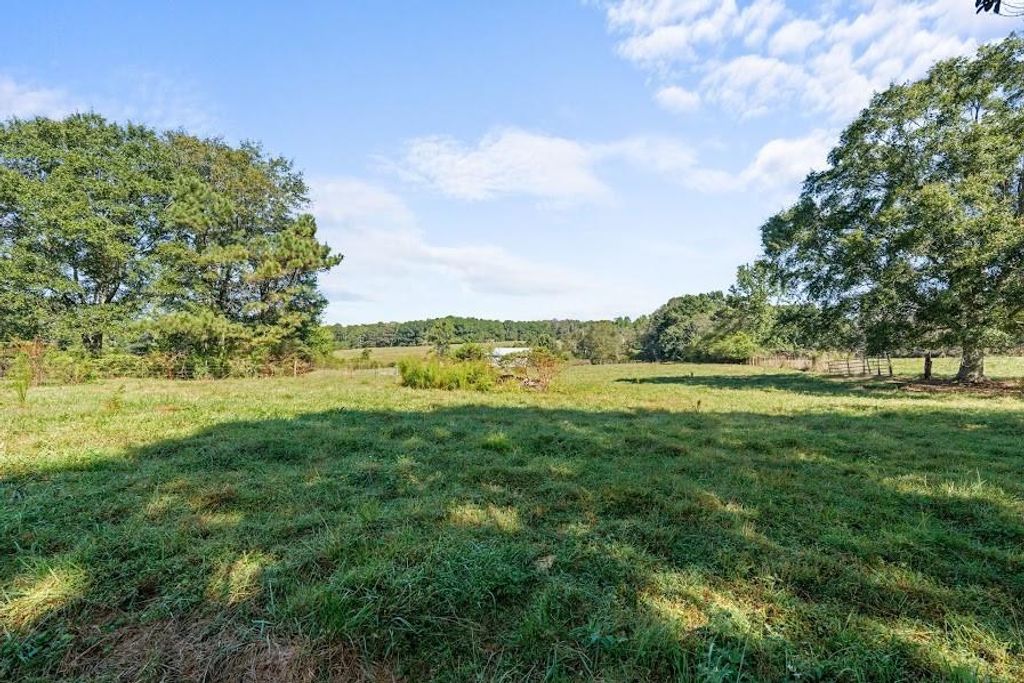 Image 26 of property listing at 880 Burwell Mount Zion Road, Carrollton, GA 30117
