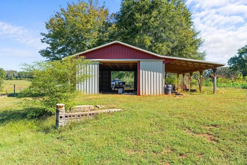 Image 5 of property listing at 880 Burwell Mount Zion Road, Carrollton, GA 30117