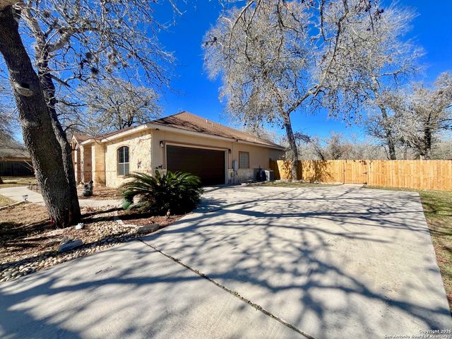 438 Rosewood Dr, La Vernia, TX 78121