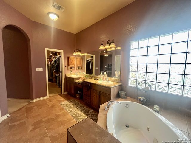 438 Rosewood Dr, La Vernia, TX 78121