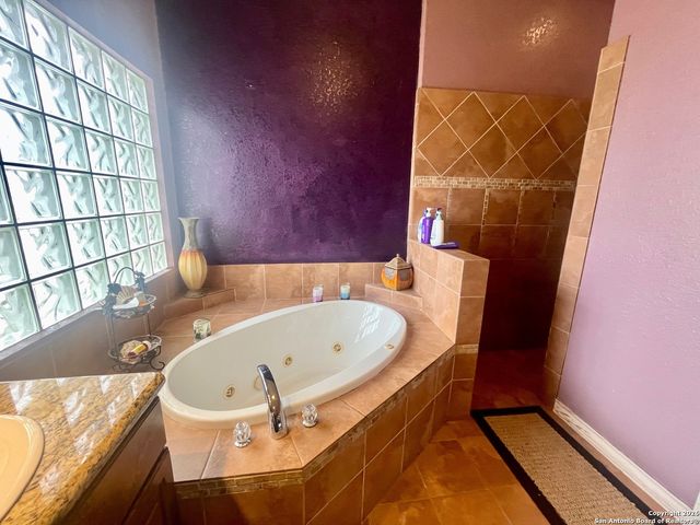 438 Rosewood Dr, La Vernia, TX 78121