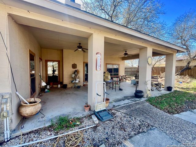 438 Rosewood Dr, La Vernia, TX 78121