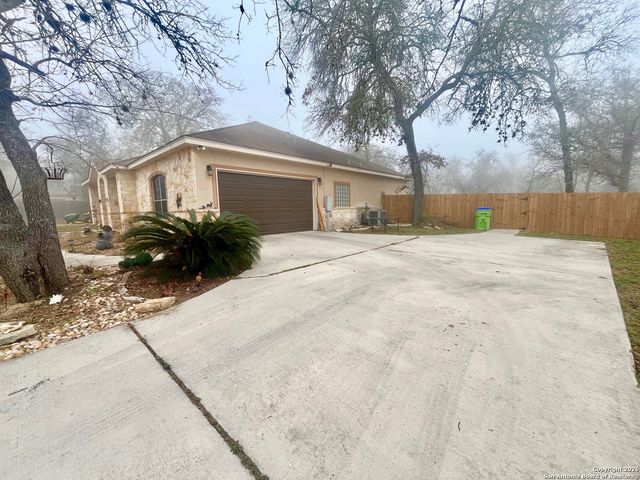 438 Rosewood Dr, La Vernia, TX 78121