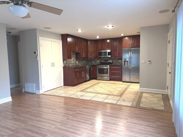 1581 Quaker Lane 107A, Prospect Heights, IL 60070