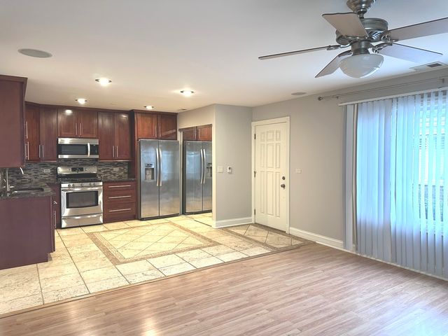 1581 Quaker Lane 107A, Prospect Heights, IL 60070