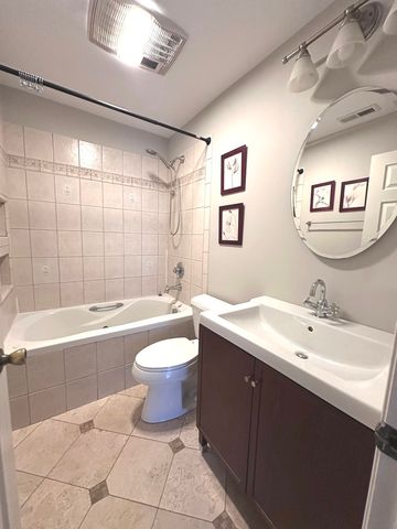 1581 Quaker Lane 107A, Prospect Heights, IL 60070