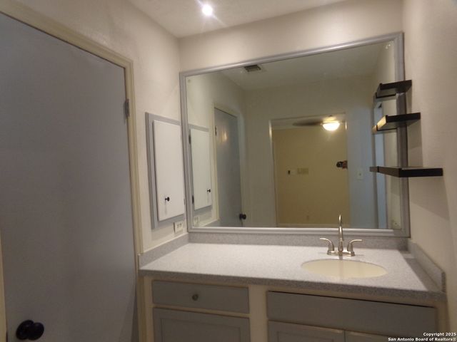 615 Amistad Blvd, Universal City, TX 78148