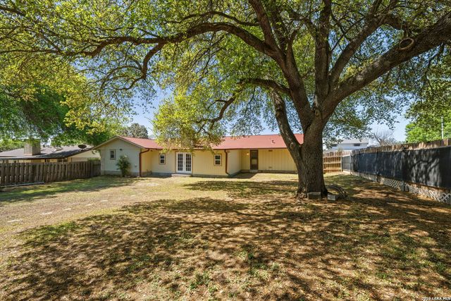 615 Amistad Blvd, Universal City, TX 78148