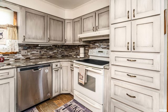 2305 WEAVER Road, Herrin, IL 62948