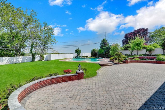 52 Woodland Road, Roslyn, NY 11576