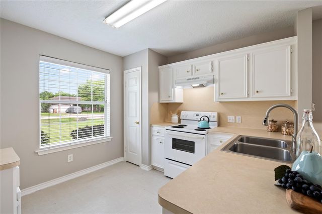 4131 Country Club Drive, Dickinson, TX 77539
