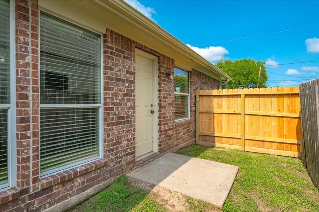 4131 Country Club Drive, Dickinson, TX 77539