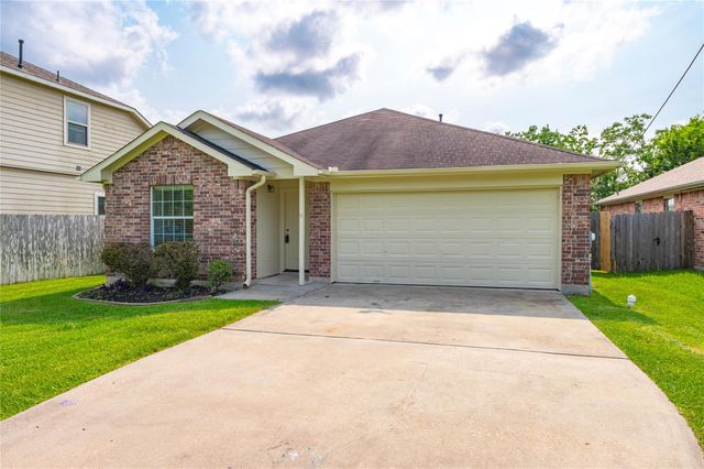 4131 Country Club Drive, Dickinson, TX 77539