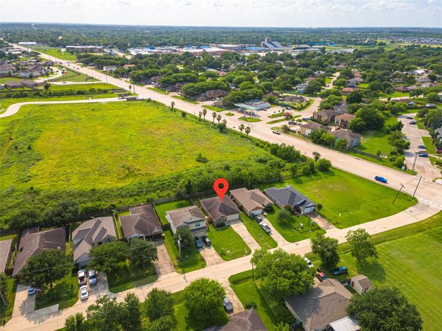 4131 Country Club Drive, Dickinson, TX 77539