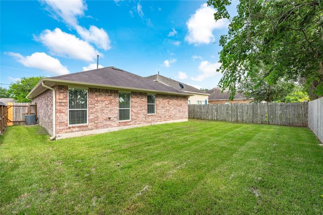 4131 Country Club Drive, Dickinson, TX 77539