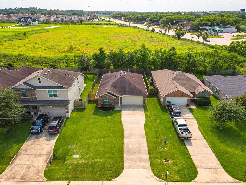 4131 Country Club Drive, Dickinson, TX 77539