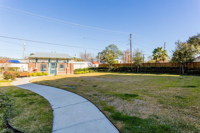 206 Fulton Station Drive, Houston, TX 77009