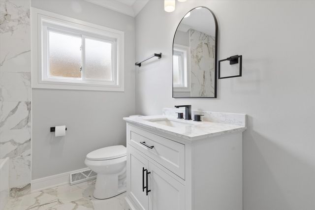 8804 S Fairfield Avenue, Evergreen Park, IL 60805