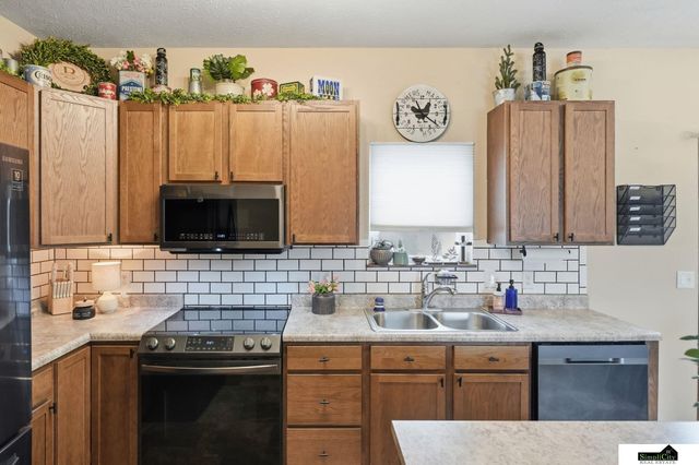 941 Scotts Creek Court, Hickman, NE 68372
