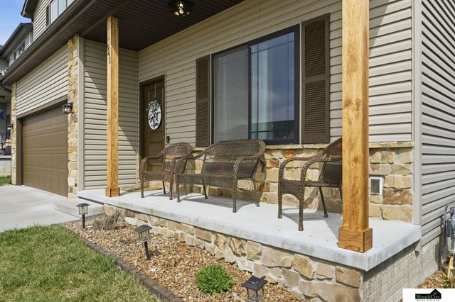 941 Scotts Creek Court, Hickman, NE 68372