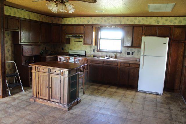574 Hospital Dr, Raceland, LA 70394