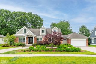 1061 N Renaud Road, Grosse Pointe Woods, MI 48236