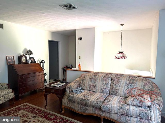 27 HAMILTON RD, Boiling Springs, PA 17007