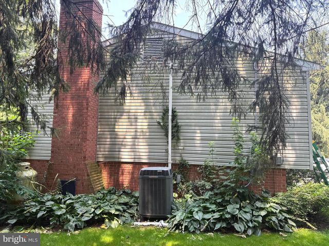 27 HAMILTON RD, Boiling Springs, PA 17007