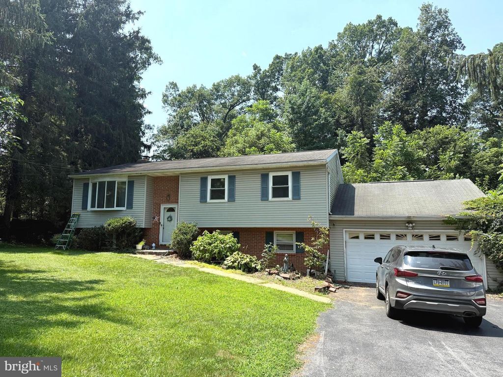 27 HAMILTON RD, Boiling Springs, PA 17007