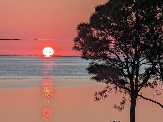 2041 BEACH DR SE, St Petersburg, FL 33705