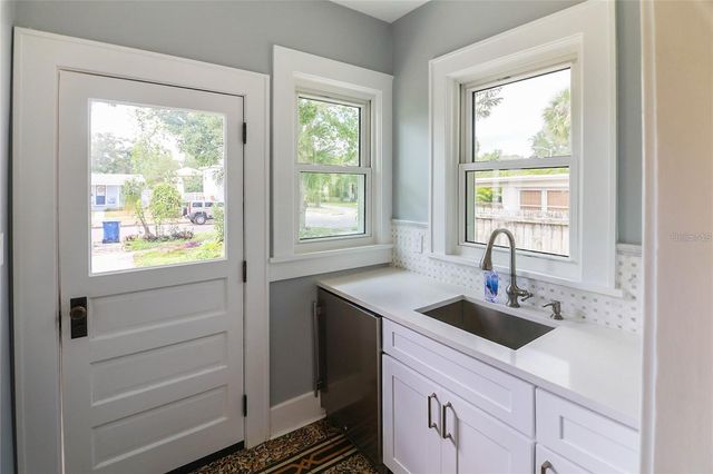 2041 BEACH DR SE, St Petersburg, FL 33705