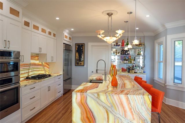 2041 BEACH DR SE, St Petersburg, FL 33705