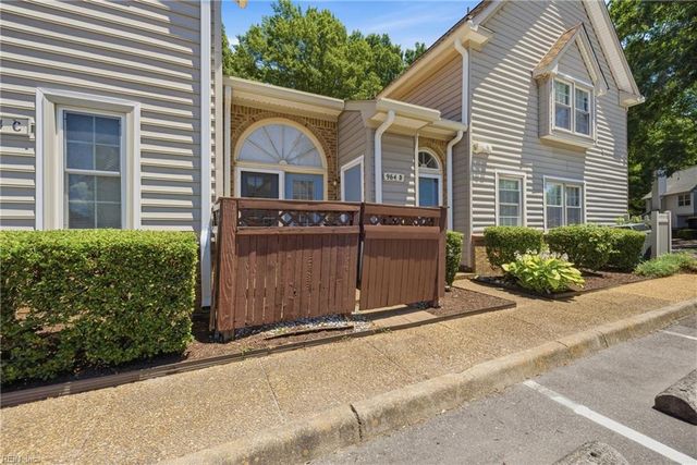 964 Saint Andrews Reach Apt B, Chesapeake, VA 23320