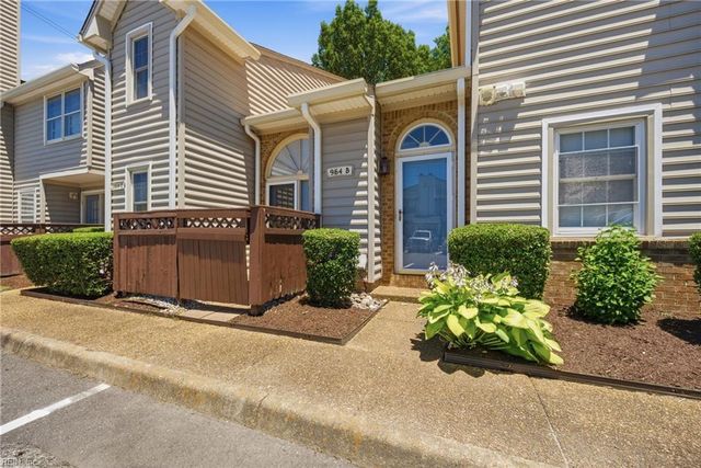 964 Saint Andrews Reach Apt B, Chesapeake, VA 23320